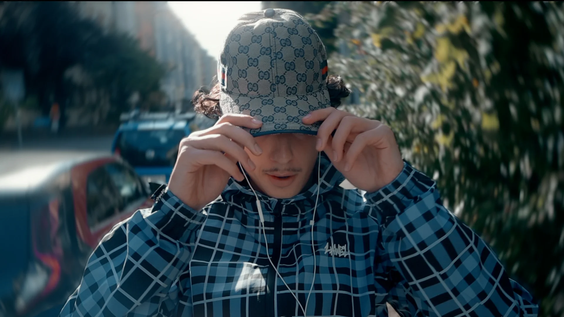 Videostill from the LAWEL Rainshield Campaign vor oder nach dem Grading