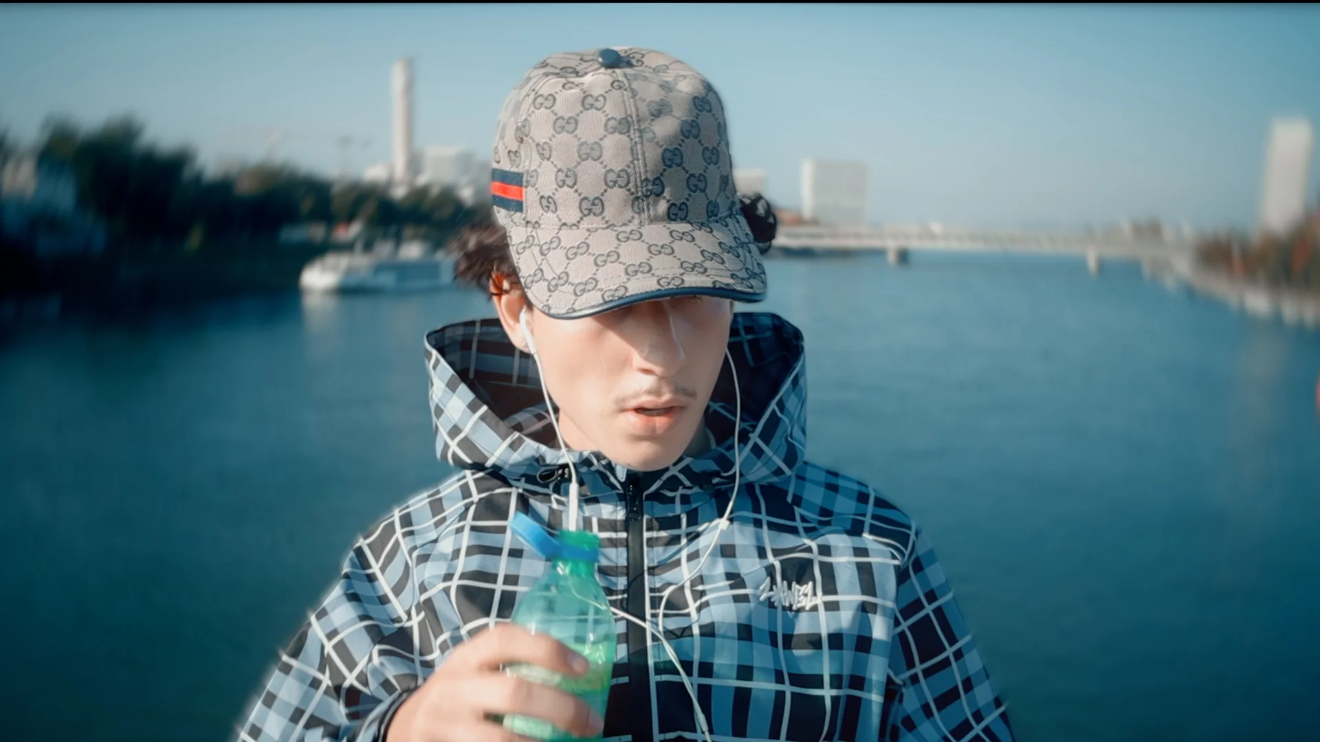 Videostill from the LAWEL Rainshield Campaign vor oder nach dem Grading