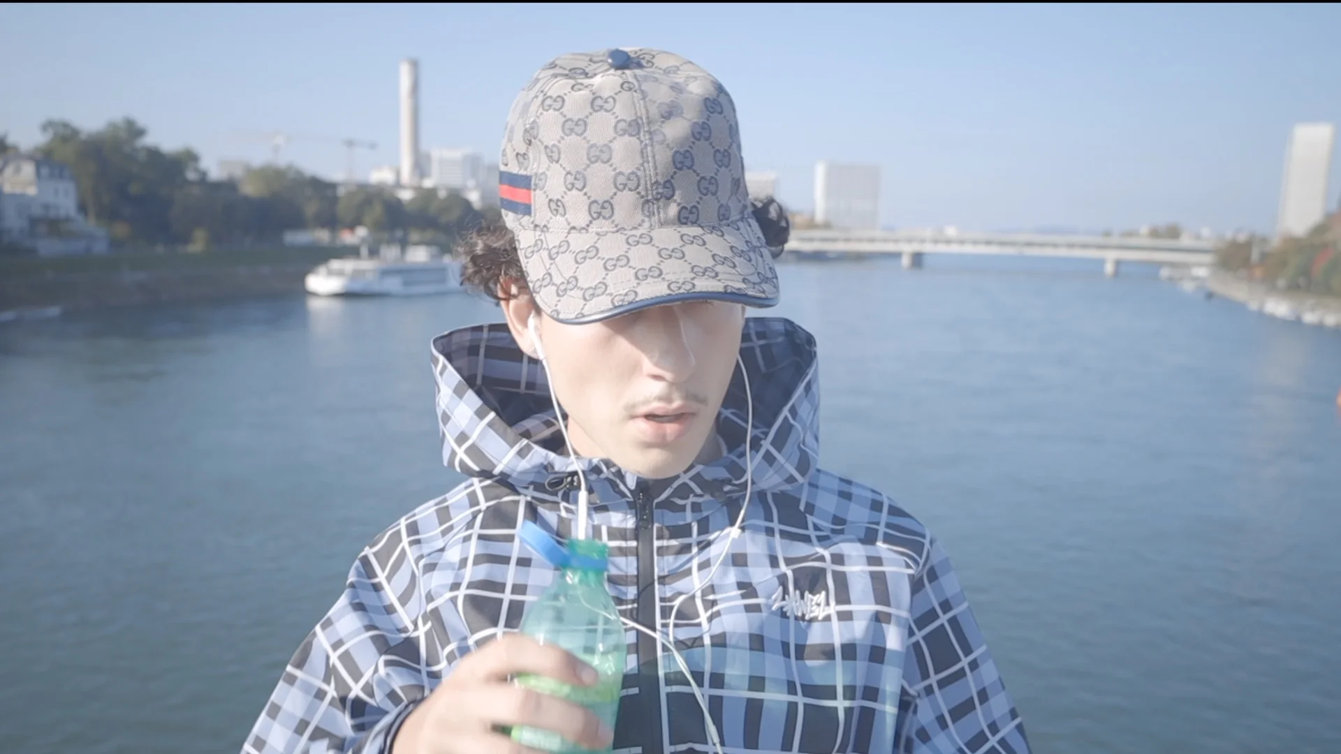 Videostill from the LAWEL Rainshield Campaign vor oder nach dem Grading